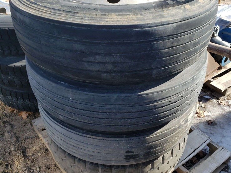 4-11r22.5-on-10-bolt-rims-image-2