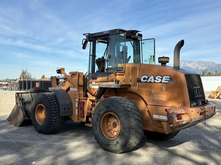 case-7210-wheel-loader-image-4