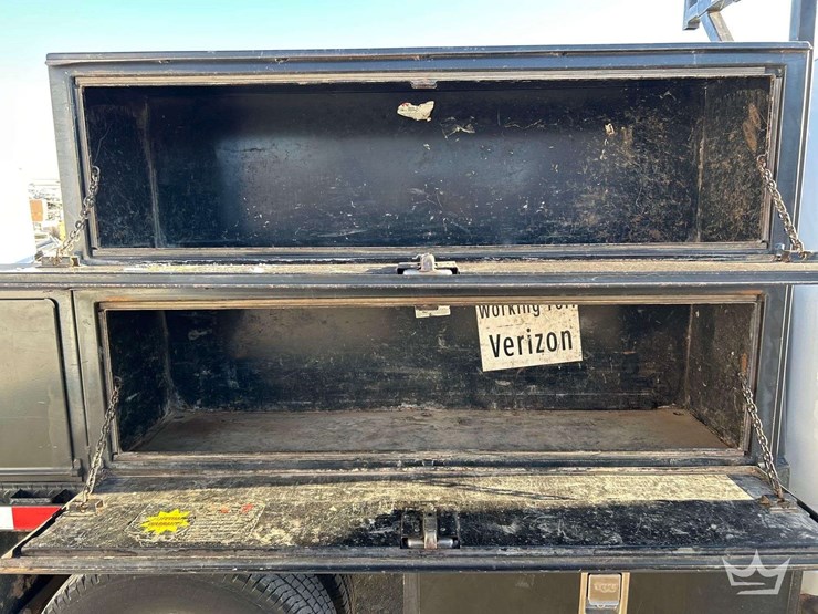 2013-ram-3500-utility-flatbed-truck-image-27