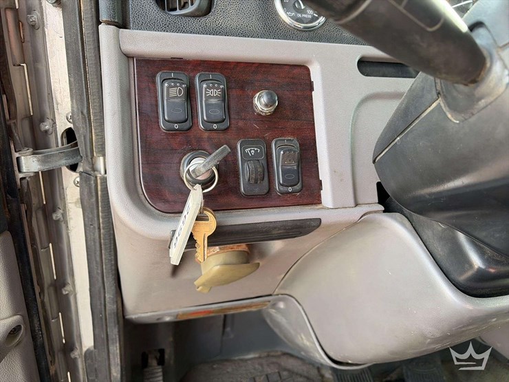 2013-peterbilt-365-image-15