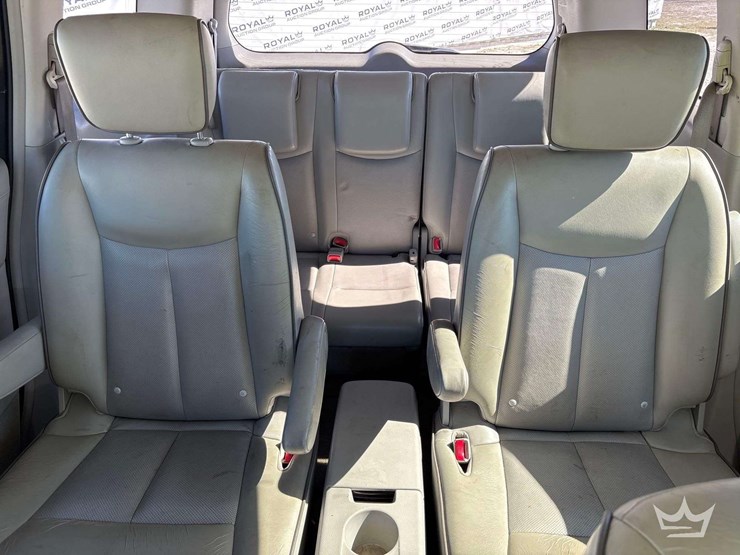 2015-nissan-quest-image-24
