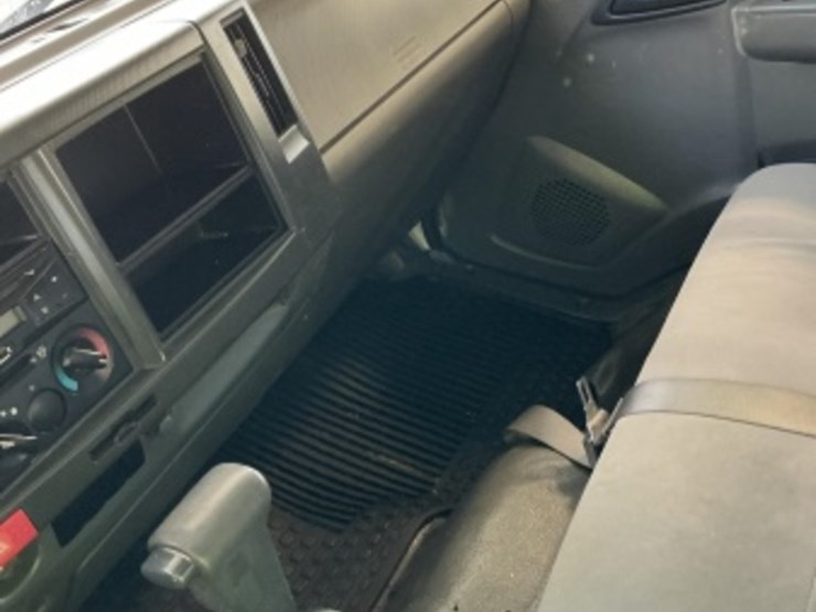 2016-isuzu-npr-image-19