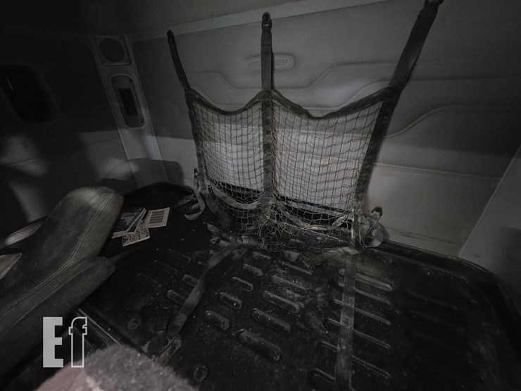 2013-freightliner-columbia-120-image-15