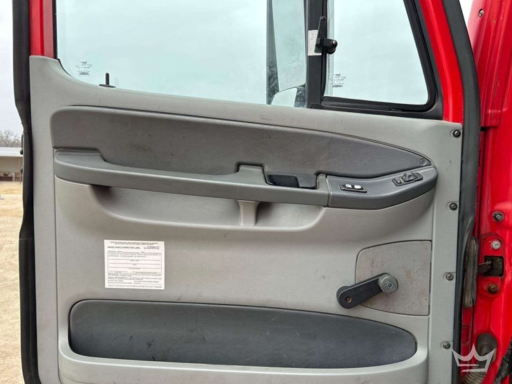 2007-freightliner-columbia-120-image-10