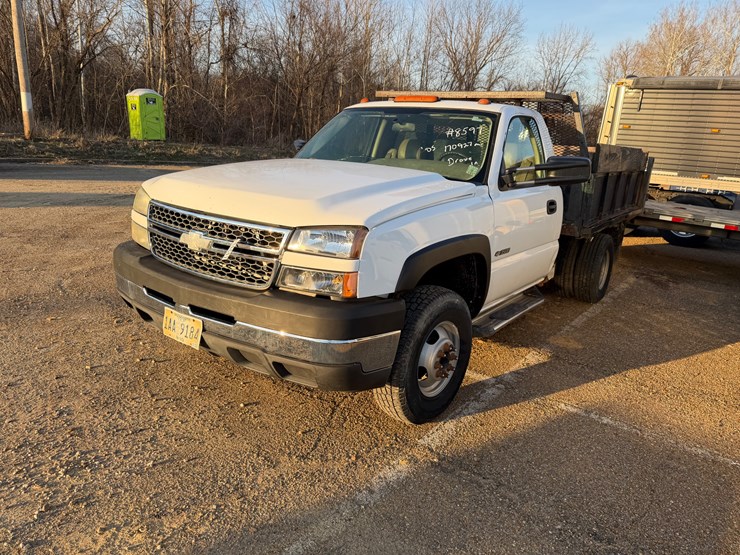 2005-chevrolet-3500-image-2