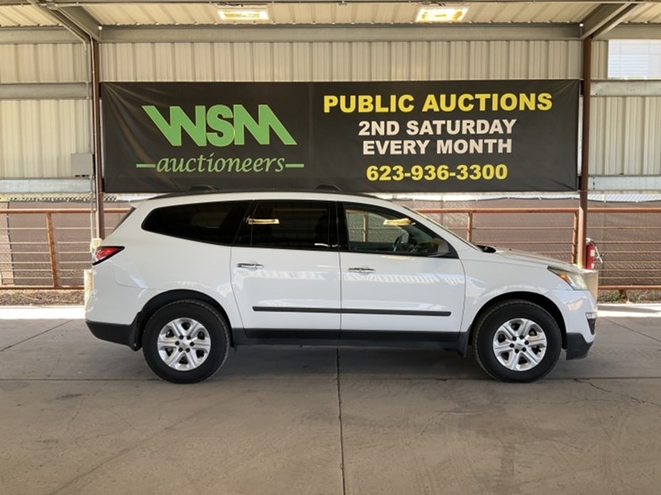 2017-chevrolet-traverse-ls-image-1