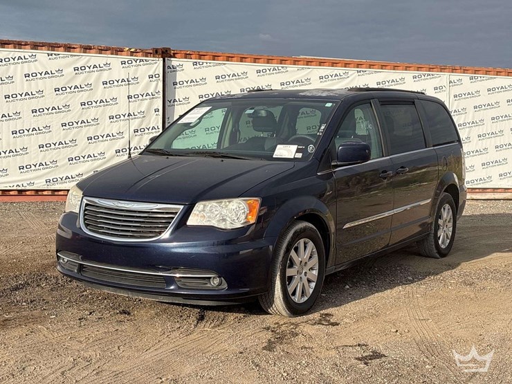 2015-chrysler-town-&-country-image-1
