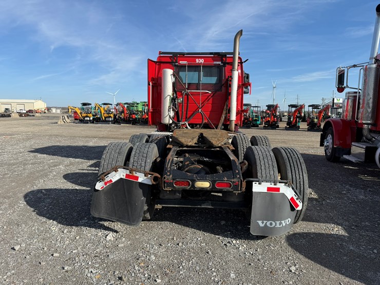 2011-volvo-10-image-5