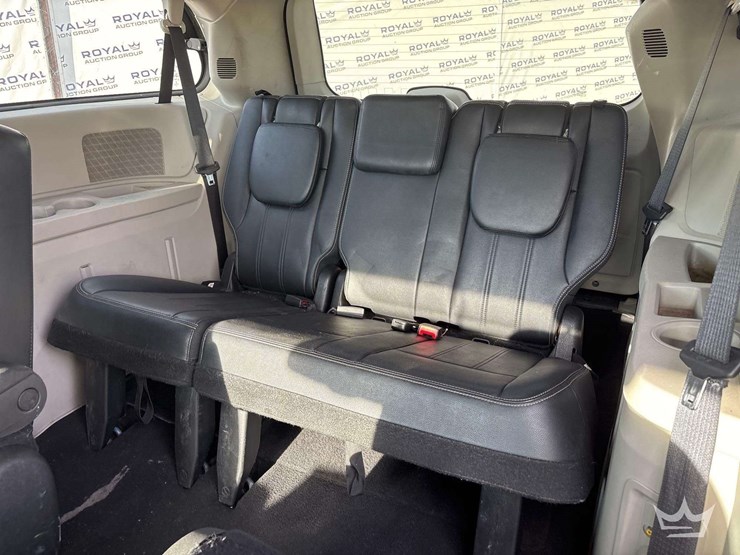 2015-chrysler-town-&-country-image-19