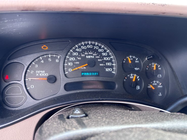 2004-chevrolet-suburban-image-13