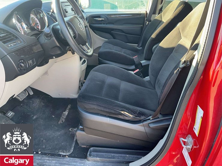 2014-dodge-grand-caravan-sxt-image-14