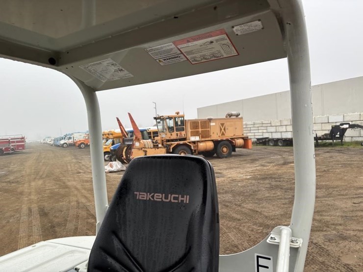 2021-takeuchi-tb240-image-38