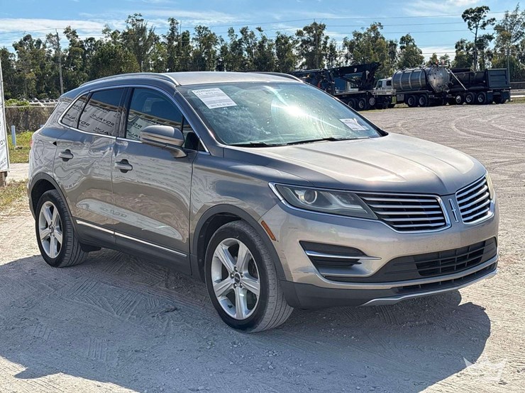 2016-lincoln-mkc-suv-image-1