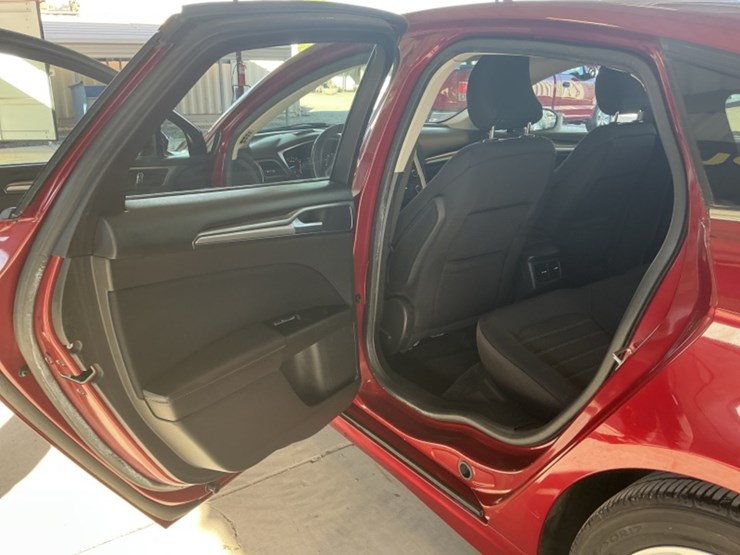 2015-ford-fusion-se-sdn-image-25