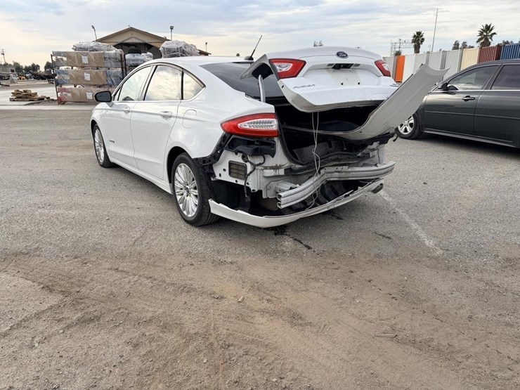 2015-ford-fusion-sedan-image-4