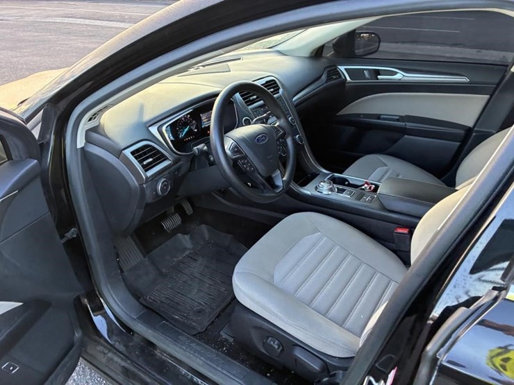 2017-ford-fusion-sedan-image-11