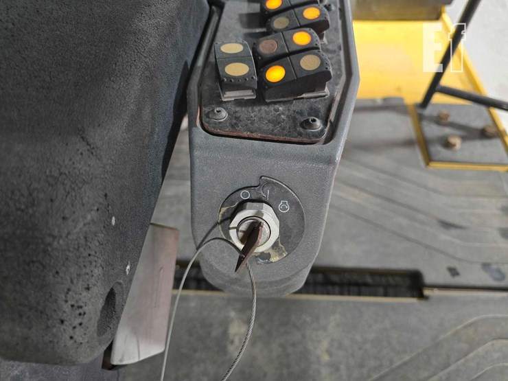 2016-caterpillar-cw34-image-16