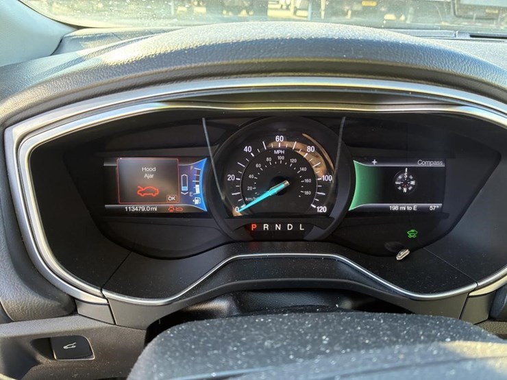 2016-ford-fusion-sedan-image-16