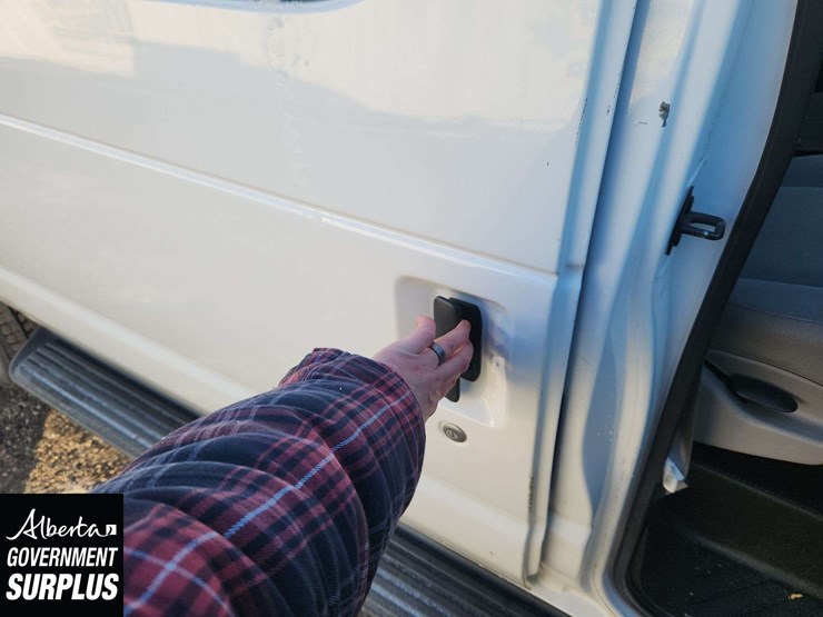 2014-ford-cargo-image-28