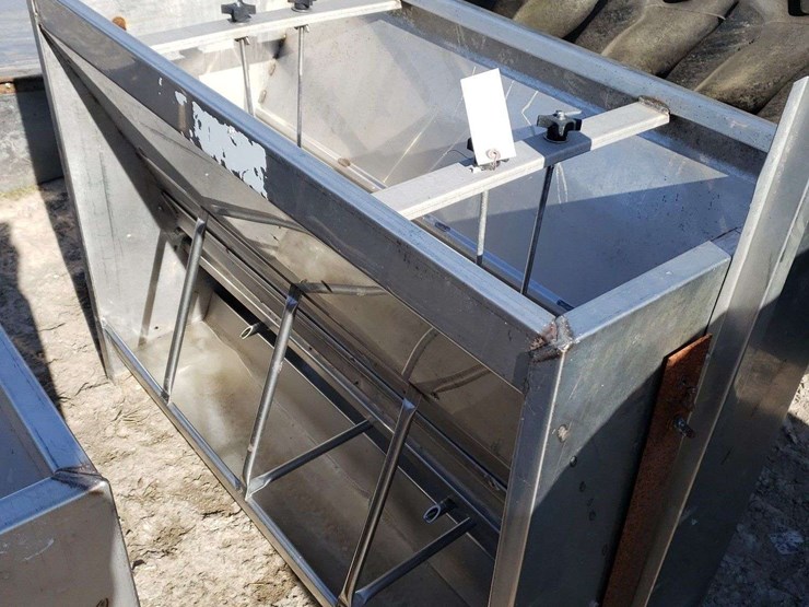 8-hole-stainless-steel-hog-feeder-with-water-pipe-image-2