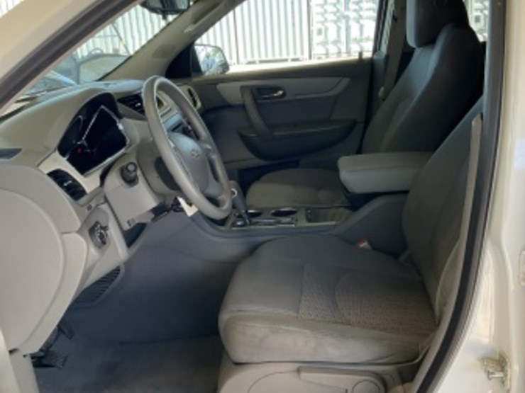 2017-chevrolet-traverse-ls-image-21