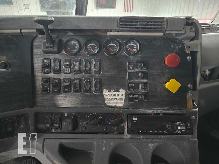 2013-freightliner-columbia-120-image-13