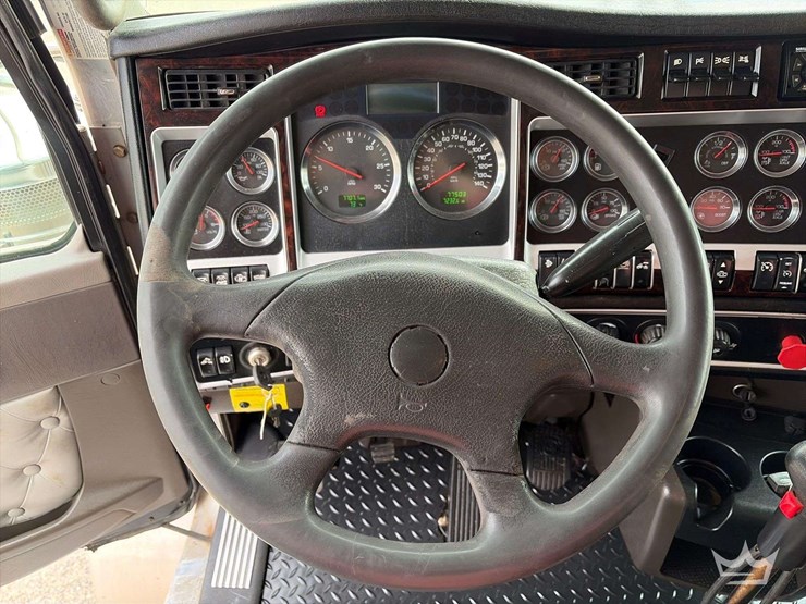 2012-kenworth-t800-image-18