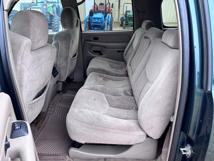 2004-chevrolet-suburban-image-6