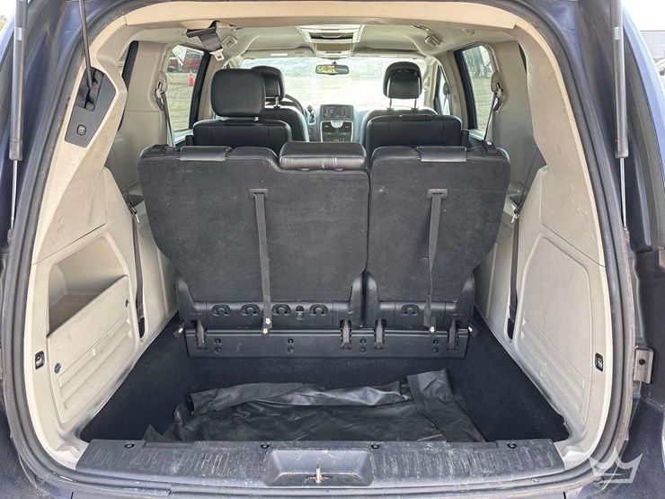 2015-chrysler-town-&-country-image-20