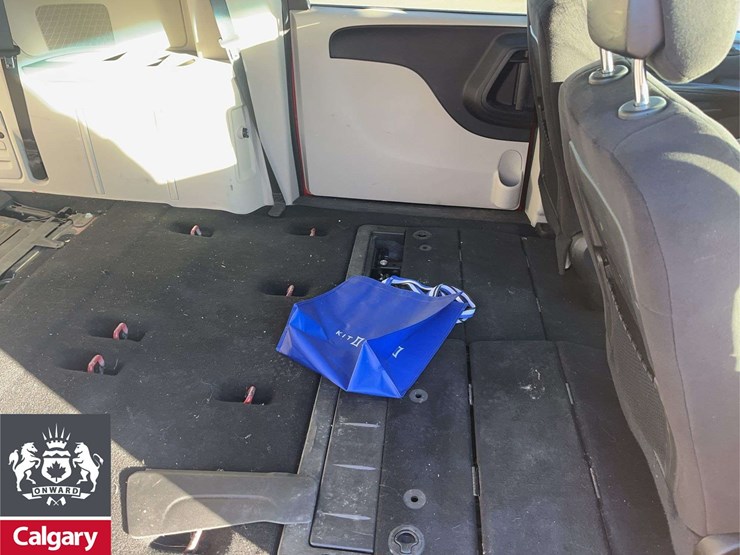 2014-dodge-grand-caravan-sxt-image-16