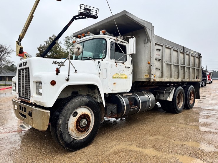 1990-mack-r688st-image-1