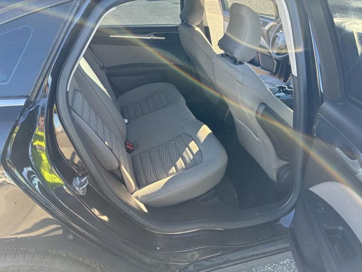 2016-ford-fusion-sedan-image-10