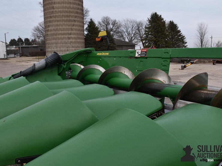 2024-john-deere-c8r-image-18