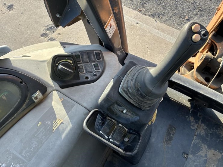 2017-case-580sn-image-27