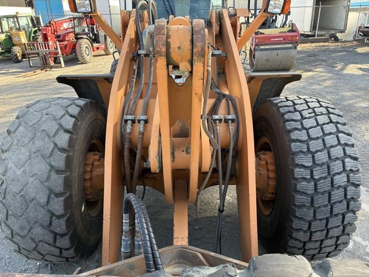 case-7210-wheel-loader-image-12