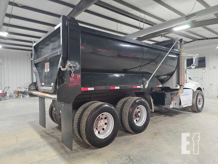 2009-peterbilt-384-image-3