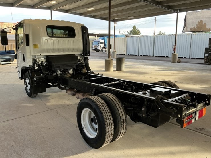 2016-isuzu-npr-image-5