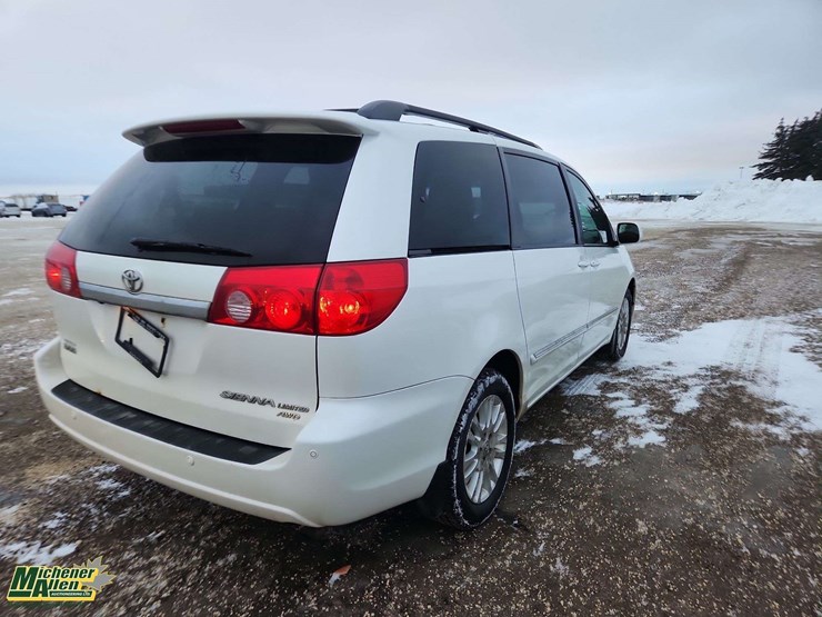 2009-toyota-sienna-image-4