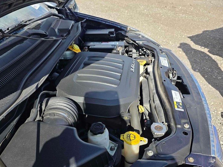 2015-chrysler-town-&-country-image-23