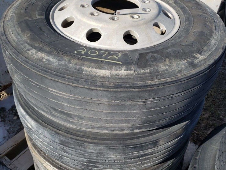 4-11r22.5-on-10-bolt-rims-image-1