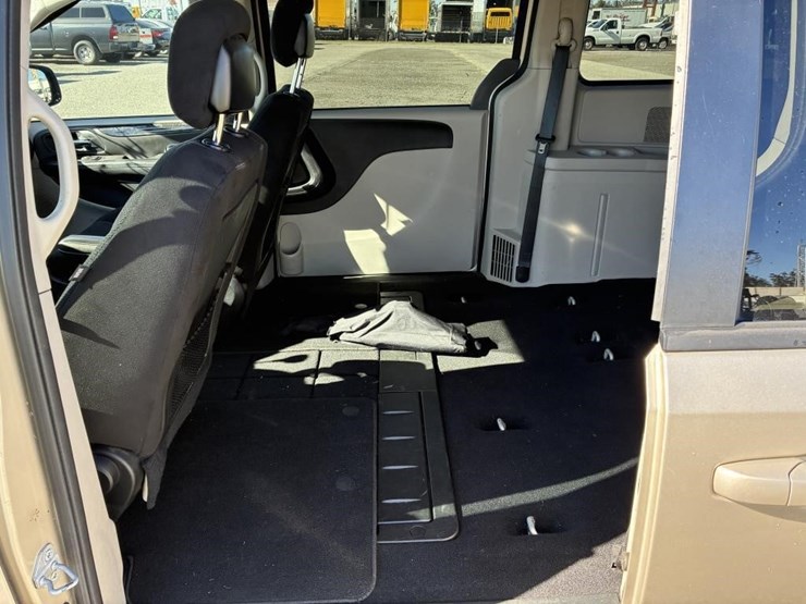 2014-dodge-grand-caravan-image-11