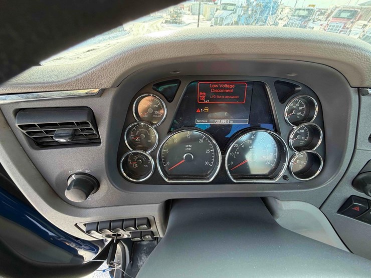 2016-peterbilt-579-image-45