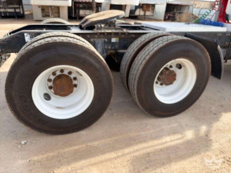 2015-peterbilt-567-image-25