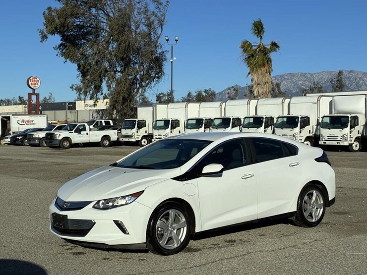 2018-chevrolet-volt-sedan-image-1