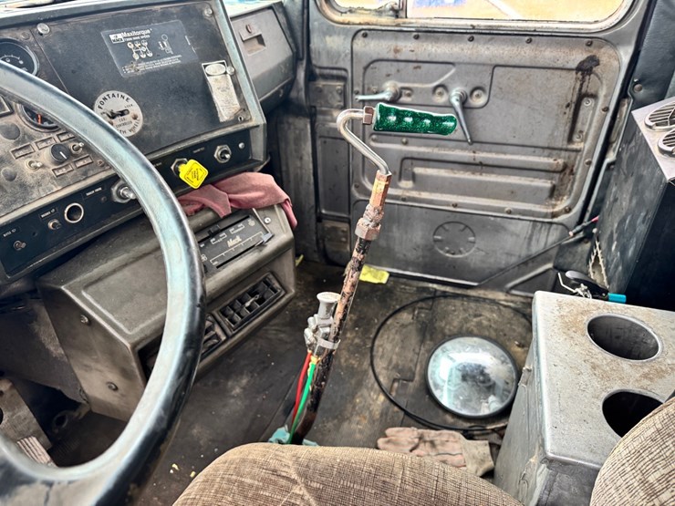 1990-mack-r688st-image-7