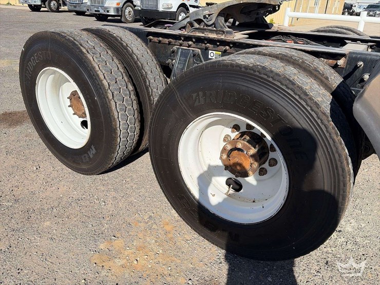 2015-peterbilt-567-image-25