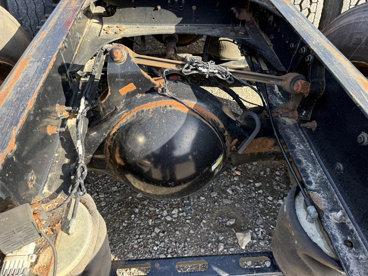 2011-volvo-10-image-11