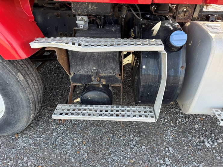 2011-volvo-10-image-19