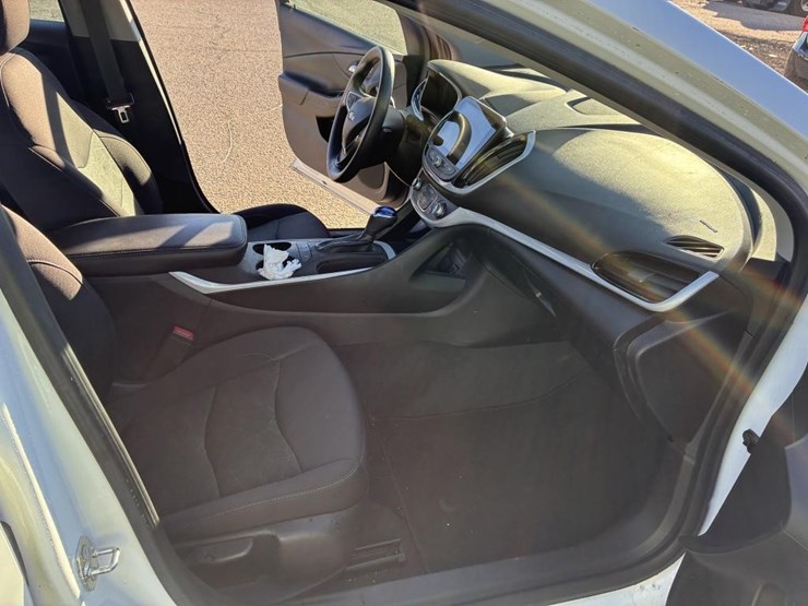 2018-chevrolet-volt-sedan-image-8