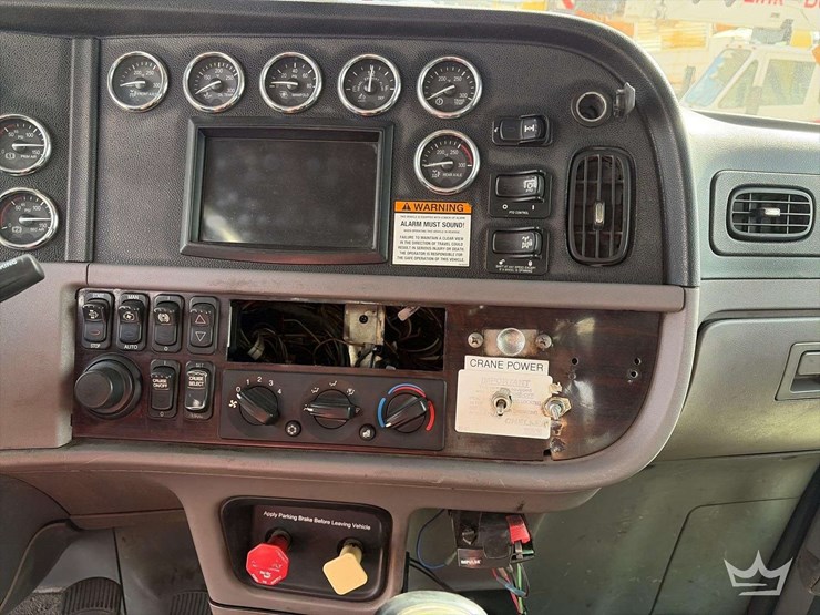 2013-peterbilt-365-image-18